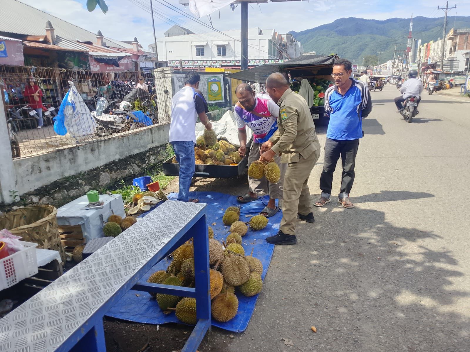 Satpol PP dan WH Aceh Besar Tertibkan PKL di Pasar Ketapang