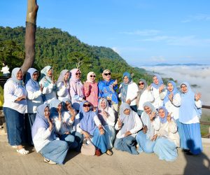 Panorama Negeri Atas Awan