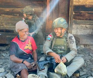 Patroli Humanis Satgas Kepolisian Ops Damai Cartenz di Puncak Jaya