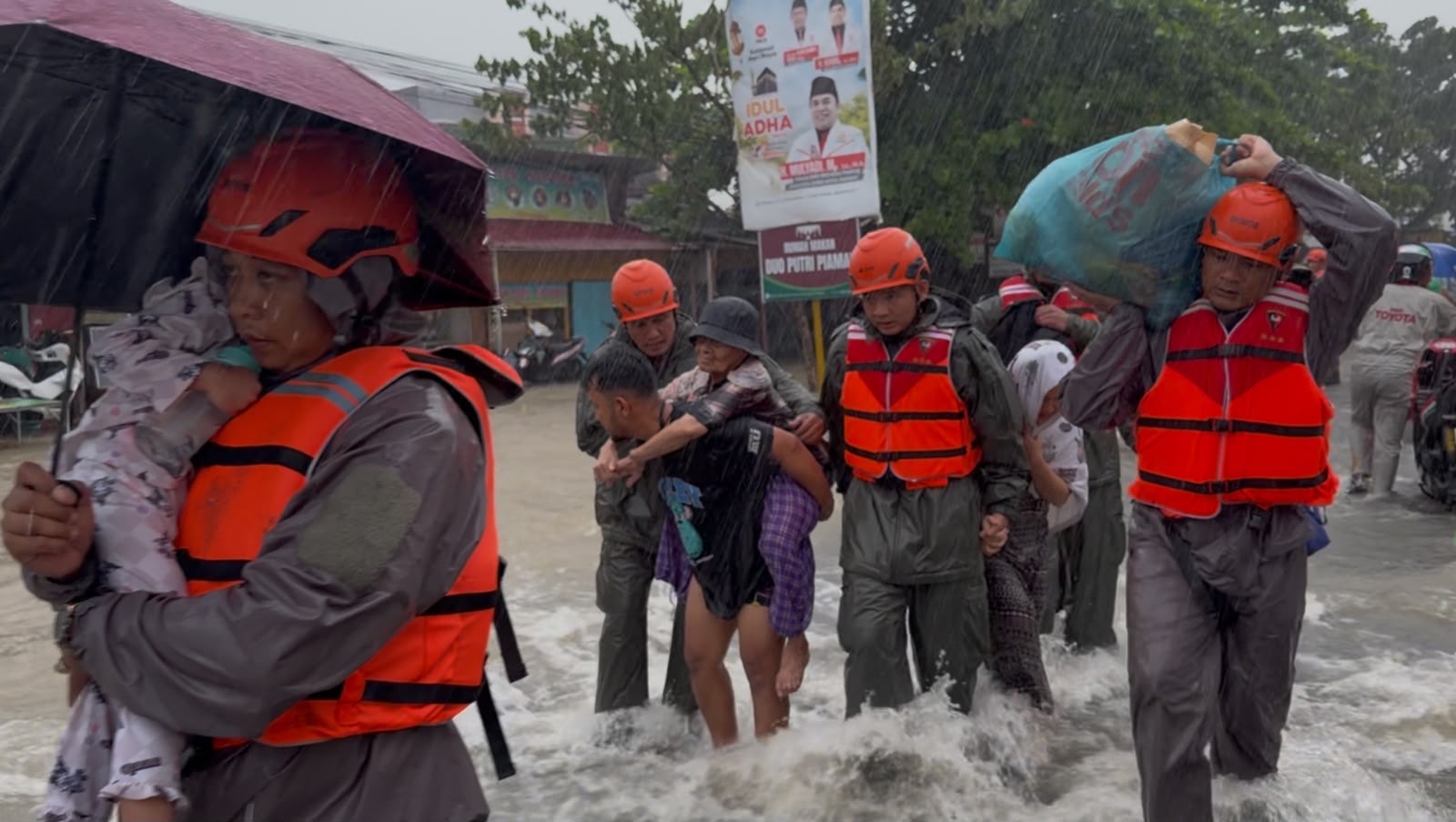 Terdampak Banjir Polri Gerak Cepat Evakuasi Warga 