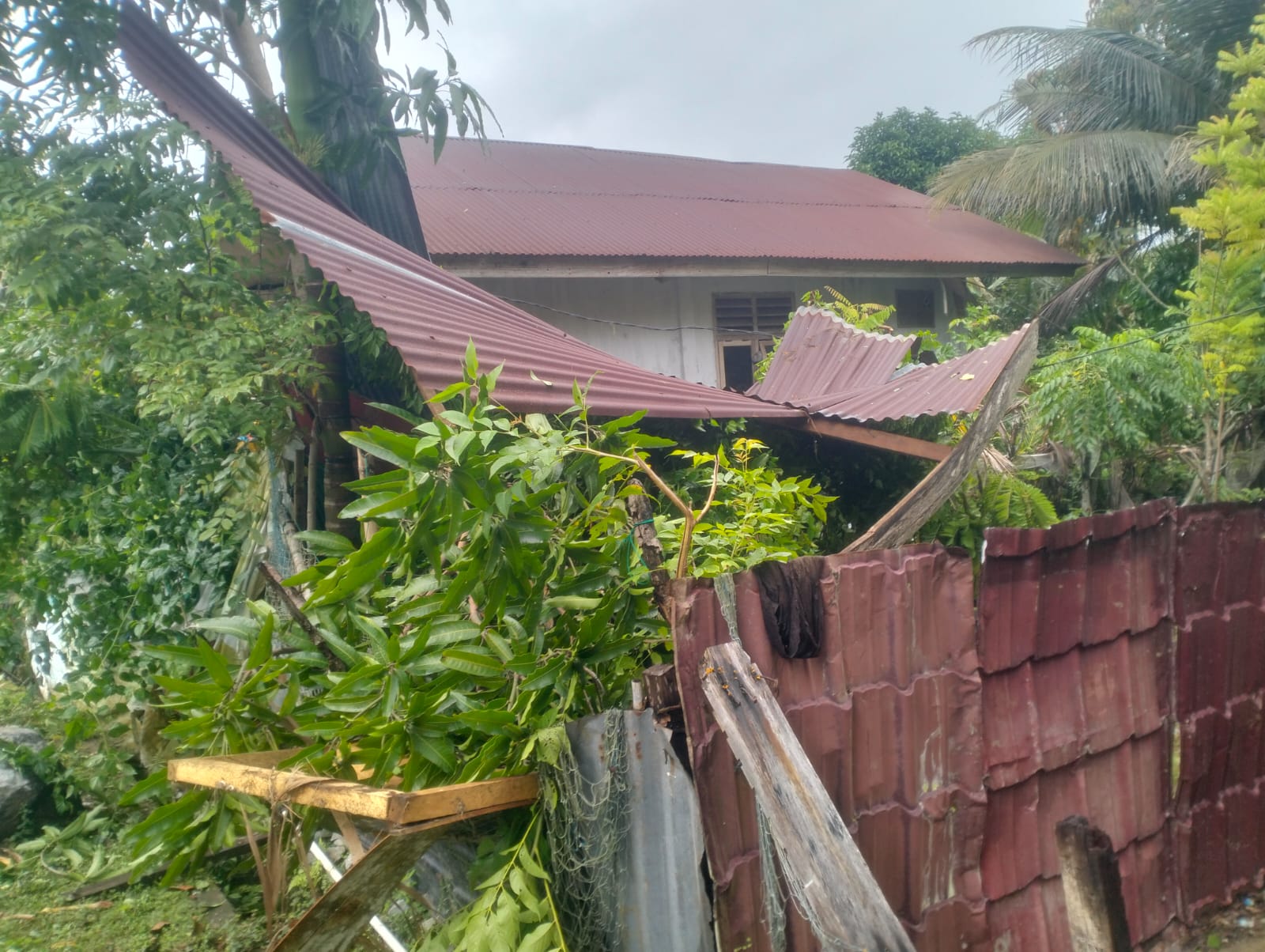 Angin Kencang Porak- Porandakan Rumah Warga Lhoong
