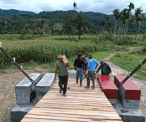 Kodim 0108/Agara dan Warga Percepat Pembangunan Jembatan Gantung