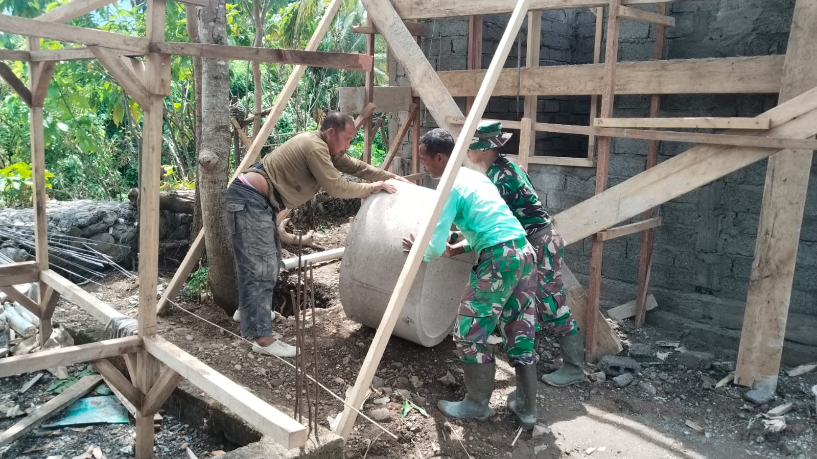 Satgas TMMD ke-129 Kodim 0107/Aceh Selatan Bangun Sanitasi RTLH