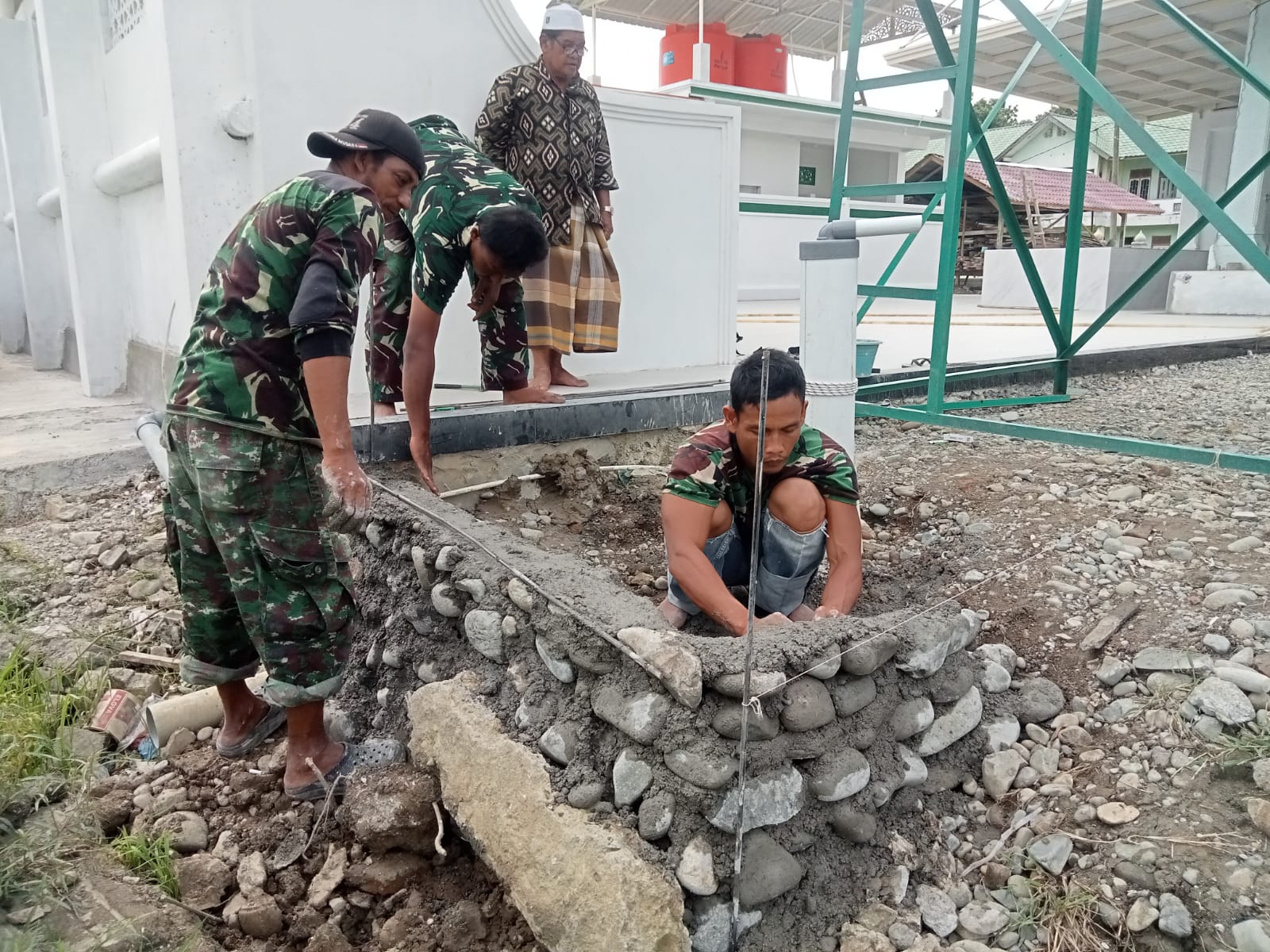 Satgas TMMD Ke-129 Kodim 0102/Pidie Bangun Tempat Wudhu
