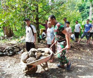 Angkut Batu Karang Demi Jembatan