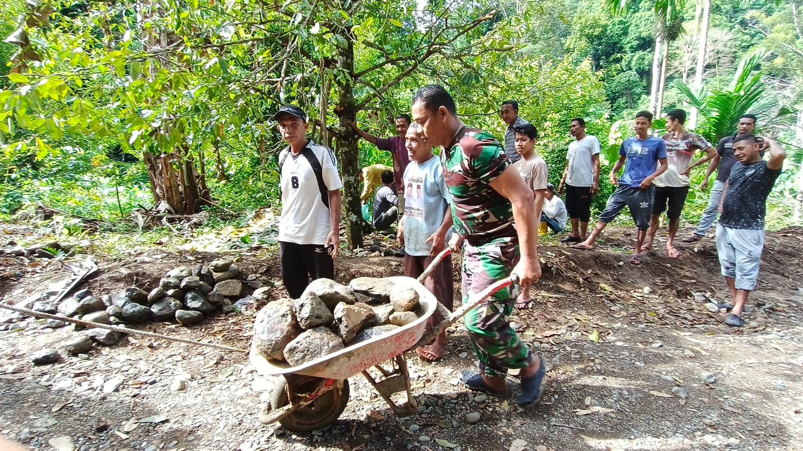Angkut Batu Karang Demi Jembatan