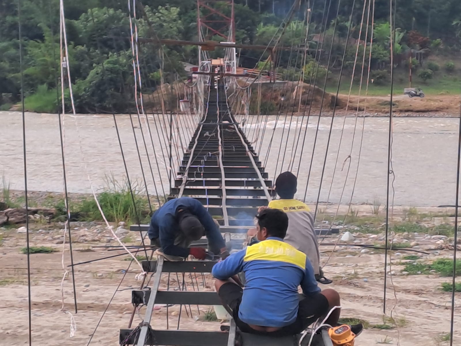 Pembangunan Jembatan Gantung Terus Di Kebut